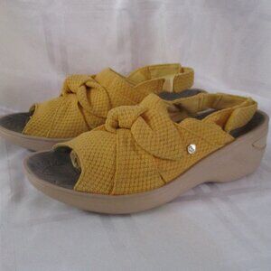 BZEES Sandals Washable Slingback Wedge Shoes Daisy Yellow Size 9.5